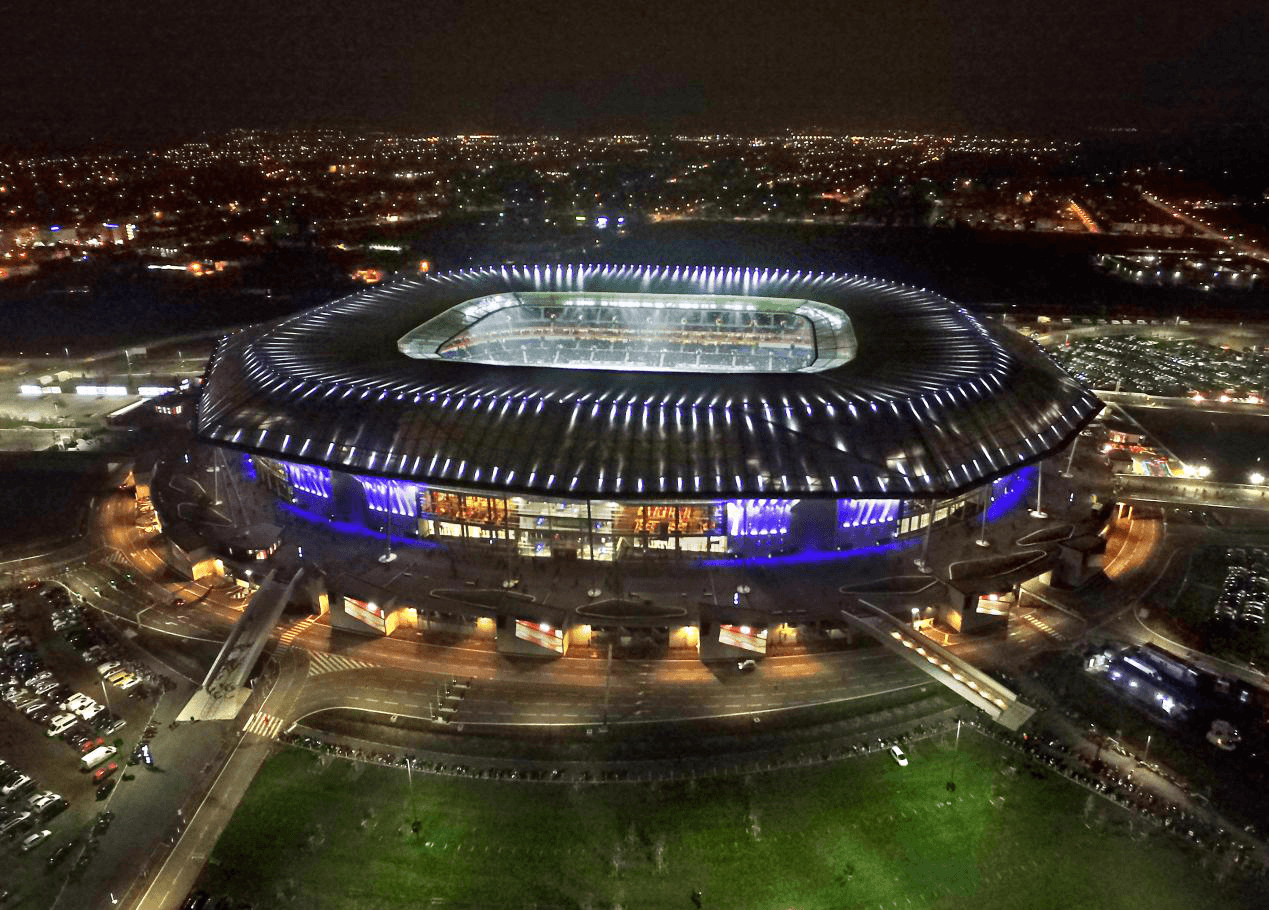 安装上飞利浦ArenaVision智能互联LED体育照明系统的法甲奥林匹克里昂公园球场